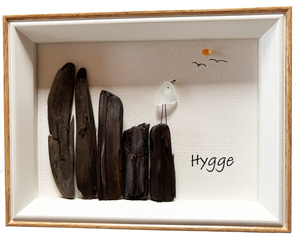 hygge – nordisches wandbild mit treibholz und glas